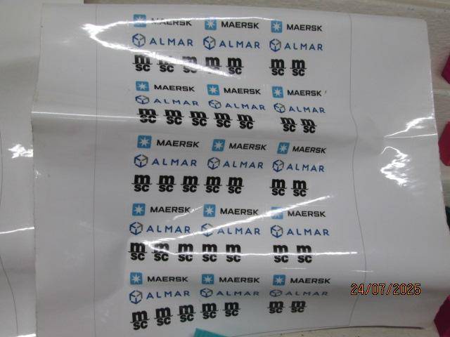 HO SCALE - PLASTIC CONTAINERS - X17 + DECALS