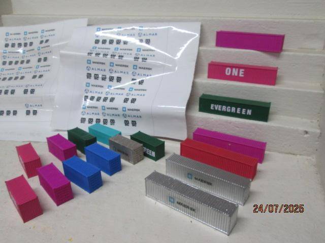 HO SCALE - PLASTIC CONTAINERS - X17 + DECALS