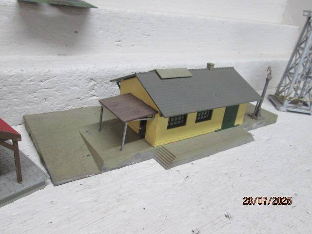 HO SCALE - VARIOUS BUILDINGS - X5