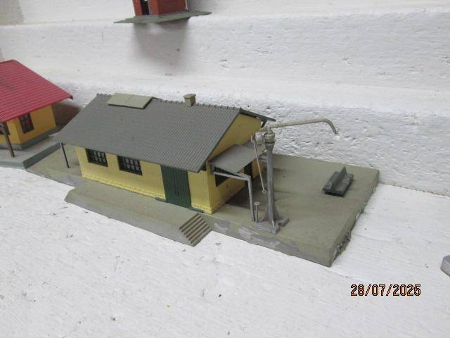 HO SCALE - VARIOUS BUILDINGS - X5