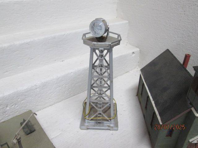 HO SCALE - VARIOUS BUILDINGS - X5