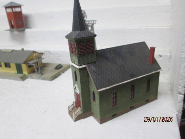 HO SCALE - VARIOUS BUILDINGS - X5