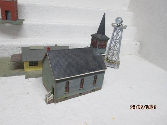 HO SCALE - VARIOUS BUILDINGS - X5