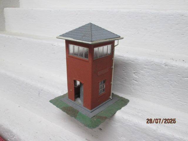 HO SCALE - VARIOUS BUILDINGS - X5