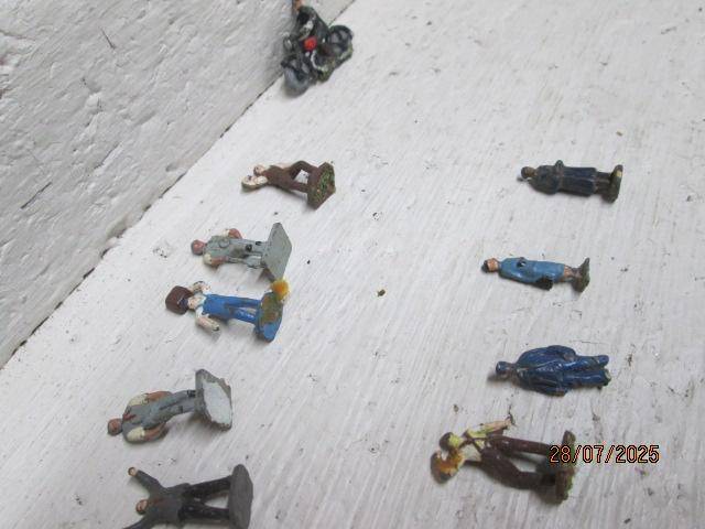 HO / OO SCALE - VARIOUS METAL FIGURINES X2 + MOTORBIKE