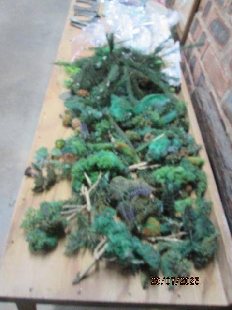 HO / OO SCALE - LARGE AMOUNT OF SCENERY + SCATTER MATERIAL