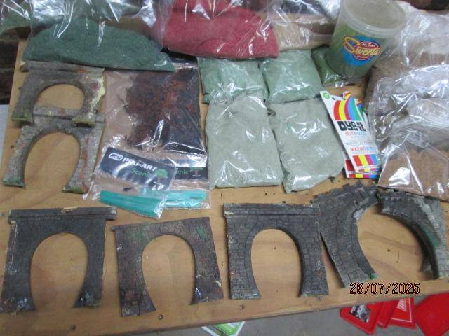 HO / OO SCALE - LARGE AMOUNT OF SCENERY + SCATTER MATERIAL