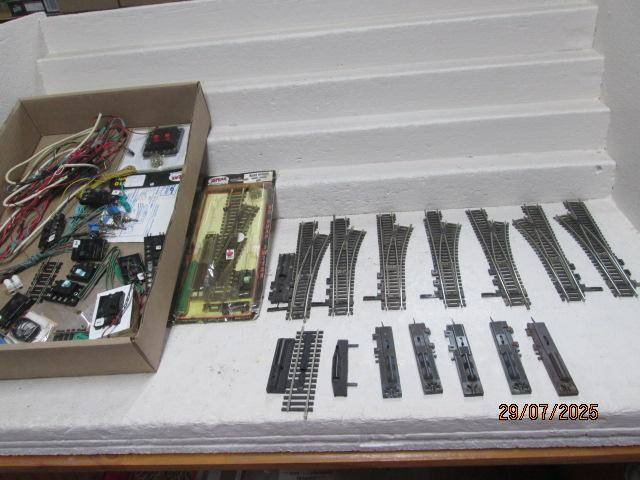 HO / OO SCALE - ATLAS - POINTS X8 + BITS AND PIECES