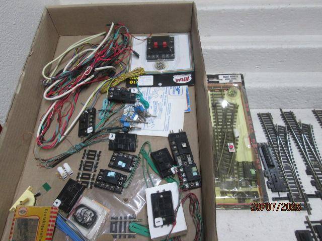 HO / OO SCALE - ATLAS - POINTS X8 + BITS AND PIECES