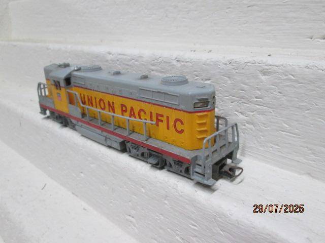 HO SCALE - MEHANO - UNION PACIFIC - DIESEL LOCOMOTIVE
