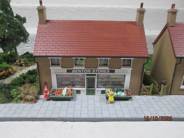 OO SCALE - DIORAMA WITH X3 DOUBLE STORY BUSINESS BUILDINGS AND LOTS OF SCENERY