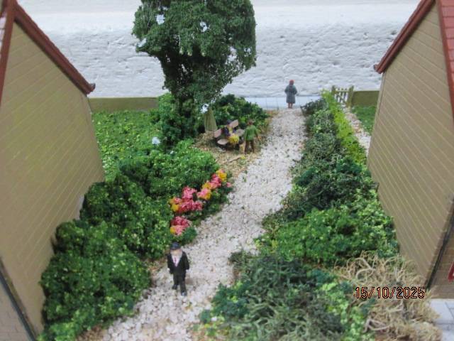 OO SCALE - DIORAMA WITH X3 DOUBLE STORY BUSINESS BUILDINGS AND LOTS OF SCENERY