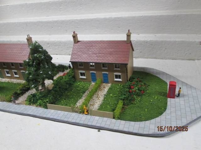 OO SCALE - DIORAMA WITH X3 DOUBLE STORY BUSINESS BUILDINGS AND LOTS OF SCENERY