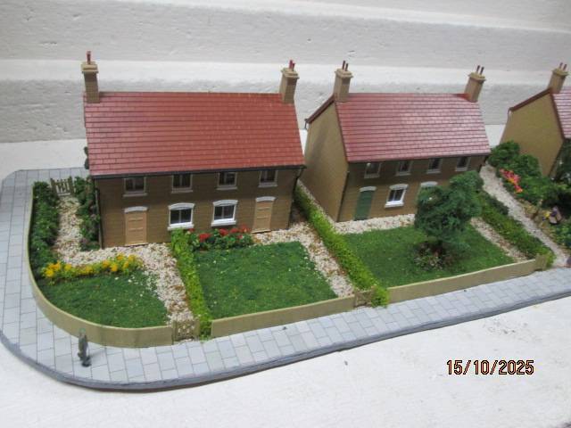 OO SCALE - DIORAMA WITH X3 DOUBLE STORY BUSINESS BUILDINGS AND LOTS OF SCENERY