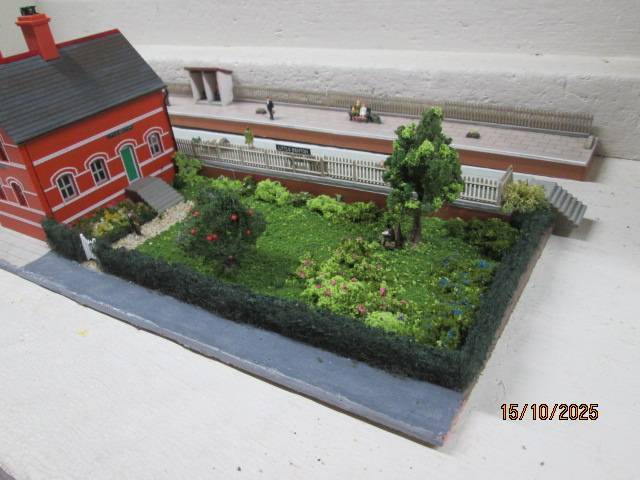 OO SCALE - DIORAMA WITH STATION BUILDING, X2 PLATFORMS AND LOTS OF SCENERY