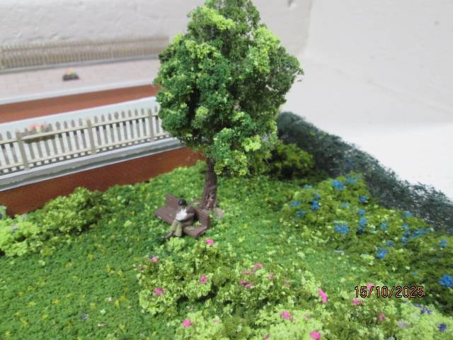 OO SCALE - DIORAMA WITH STATION BUILDING, X2 PLATFORMS AND LOTS OF SCENERY