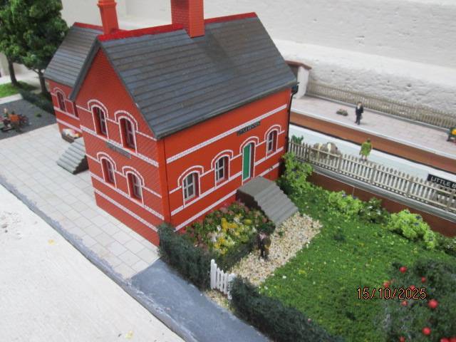 OO SCALE - DIORAMA WITH STATION BUILDING, X2 PLATFORMS AND LOTS OF SCENERY