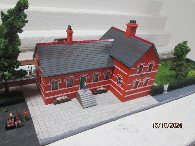 OO SCALE - DIORAMA WITH STATION BUILDING, X2 PLATFORMS AND LOTS OF SCENERY