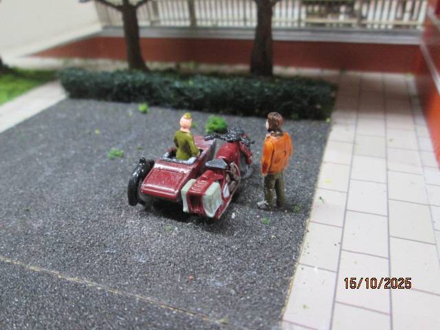 OO SCALE - DIORAMA WITH STATION BUILDING, X2 PLATFORMS AND LOTS OF SCENERY