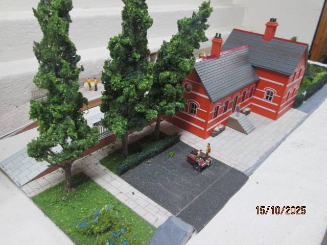 OO SCALE - DIORAMA WITH STATION BUILDING, X2 PLATFORMS AND LOTS OF SCENERY
