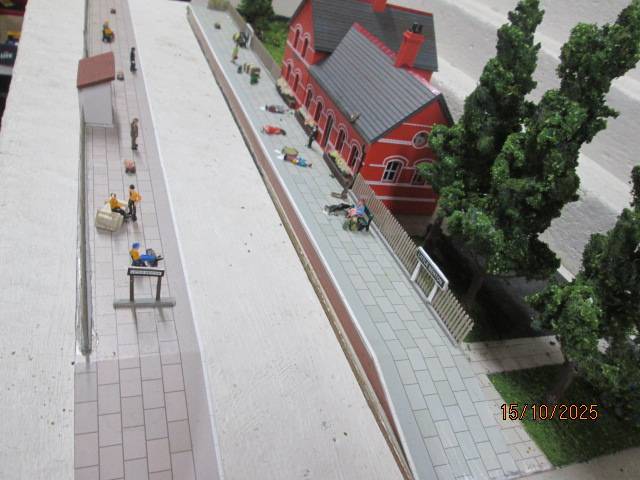 OO SCALE - DIORAMA WITH STATION BUILDING, X2 PLATFORMS AND LOTS OF SCENERY