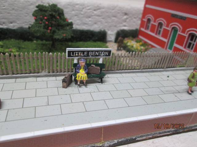 OO SCALE - DIORAMA WITH STATION BUILDING, X2 PLATFORMS AND LOTS OF SCENERY