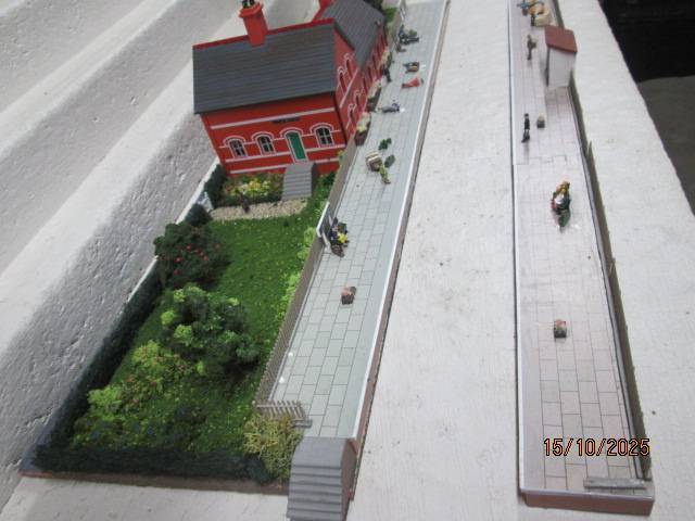 OO SCALE - DIORAMA WITH STATION BUILDING, X2 PLATFORMS AND LOTS OF SCENERY