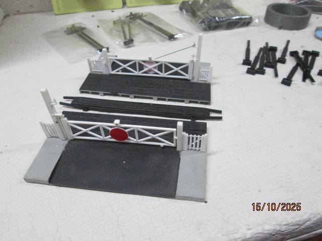 HO / OO SCALE - VARIOUS MODEL RAILWAY ACCESSORIES