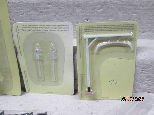 HO / OO SCALE - VARIOUS MODEL RAILWAY ACCESSORIES