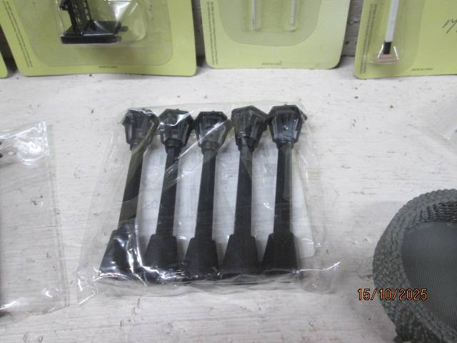 HO / OO SCALE - VARIOUS MODEL RAILWAY ACCESSORIES