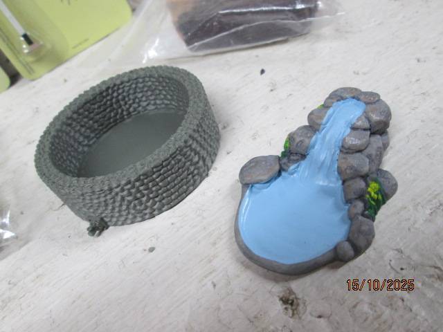 HO / OO SCALE - VARIOUS MODEL RAILWAY ACCESSORIES