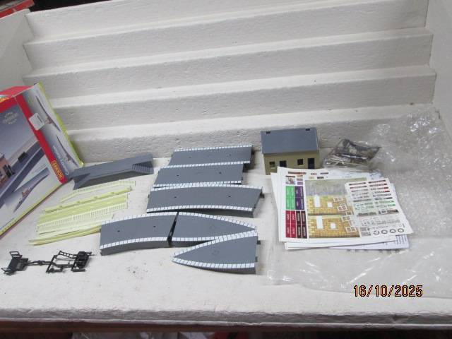 OO SCALE - HORNBY - COUNTRY STATION WITH PLATFORMS - BOXED