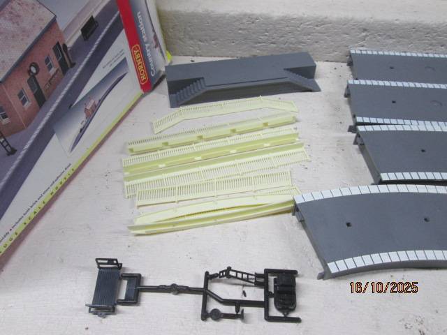 OO SCALE - HORNBY - COUNTRY STATION WITH PLATFORMS - BOXED
