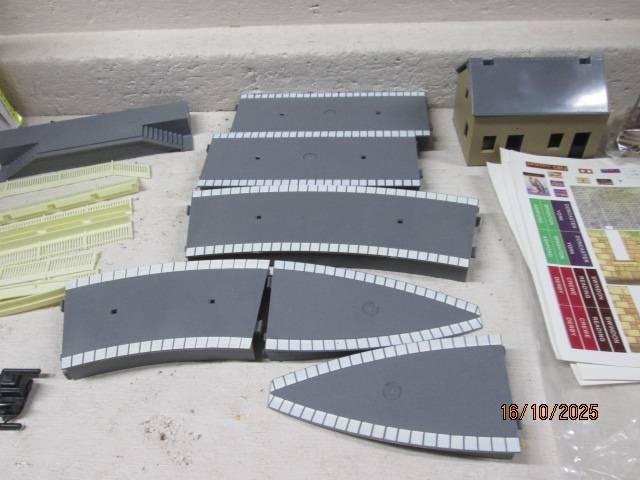 OO SCALE - HORNBY - COUNTRY STATION WITH PLATFORMS - BOXED