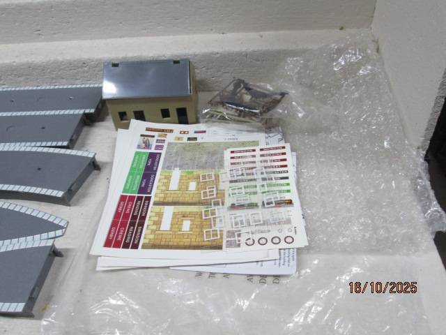 OO SCALE - HORNBY - COUNTRY STATION WITH PLATFORMS - BOXED