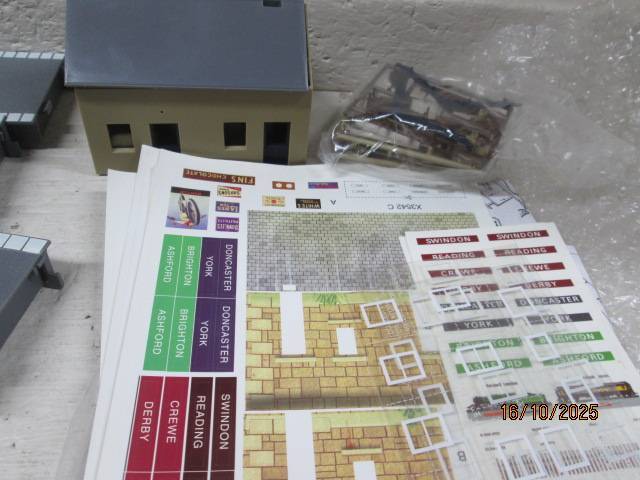 OO SCALE - HORNBY - COUNTRY STATION WITH PLATFORMS - BOXED