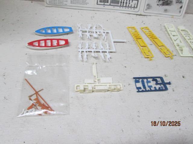 HO SCALE - PREISER - BEACH FIGURINES AND EQUIPMENT