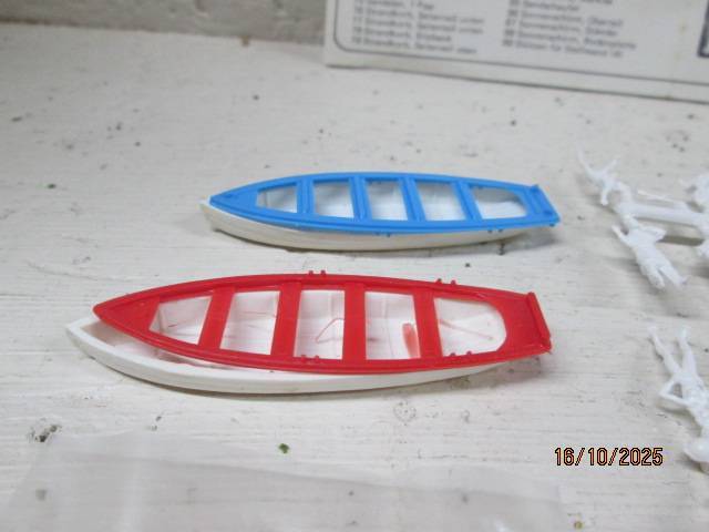 HO SCALE - PREISER - BEACH FIGURINES AND EQUIPMENT