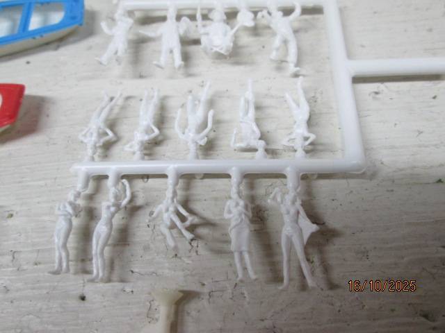 HO SCALE - PREISER - BEACH FIGURINES AND EQUIPMENT