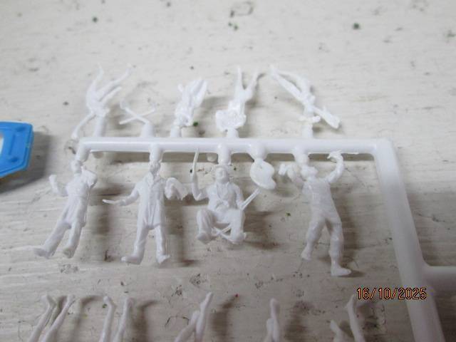 HO SCALE - PREISER - BEACH FIGURINES AND EQUIPMENT