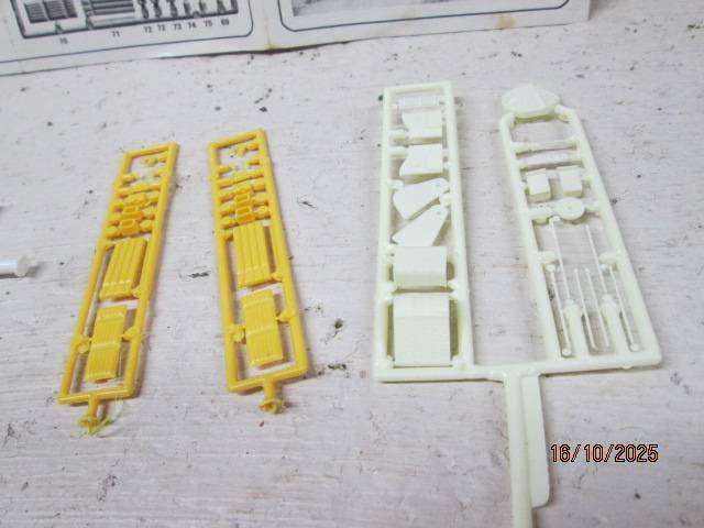 HO SCALE - PREISER - BEACH FIGURINES AND EQUIPMENT