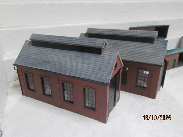 OO SCALE - VARIOUS MODEL RAILWAY BUILDINGS - X6