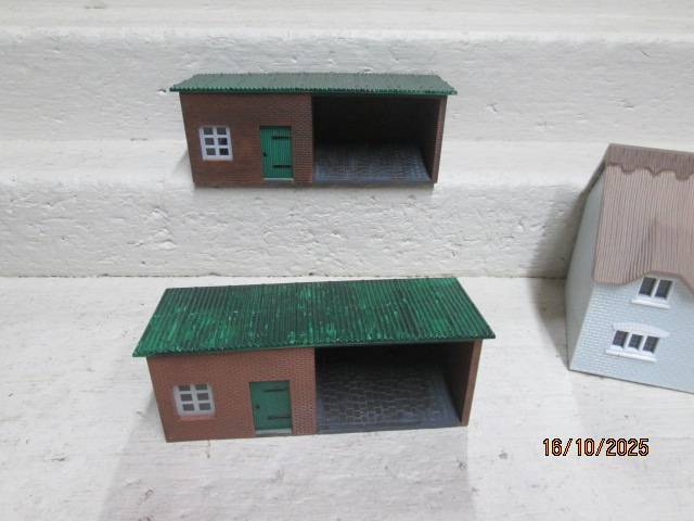 OO SCALE - VARIOUS MODEL RAILWAY BUILDINGS - X6