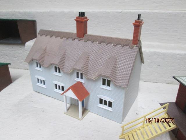 OO SCALE - VARIOUS MODEL RAILWAY BUILDINGS - X6