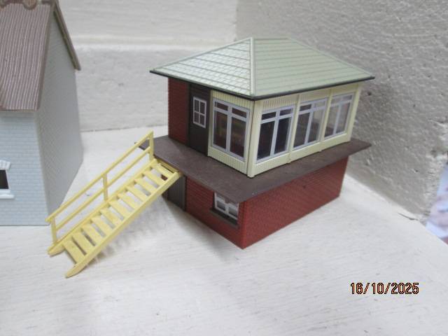OO SCALE - VARIOUS MODEL RAILWAY BUILDINGS - X6
