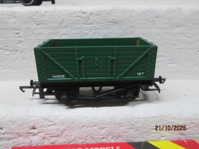 OO SCALE - HORNBY- GOODS WAGONS - X5 - BOXED