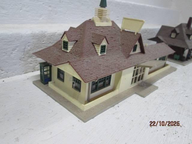 HO SCALE - STATION BUILDINGS - X2