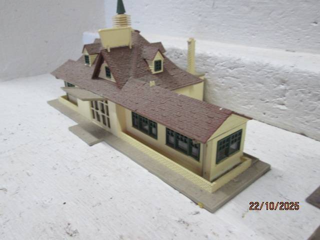 HO SCALE - STATION BUILDINGS - X2