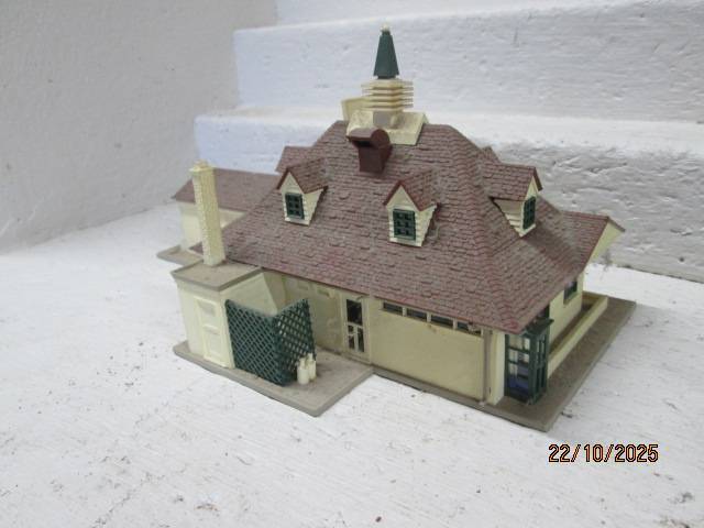 HO SCALE - STATION BUILDINGS - X2