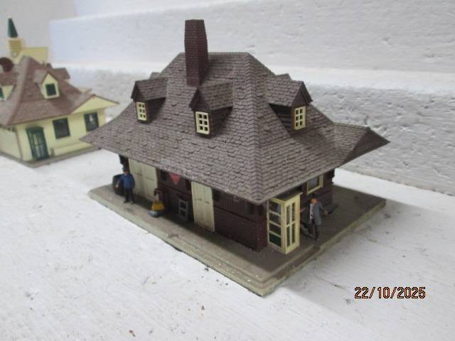 HO SCALE - STATION BUILDINGS - X2
